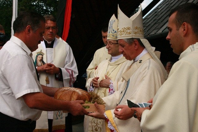 W piątek w sanktuarium Matki Bożej Rokitniańskiej odbędą się diecezjalne dożynki.Uroczystej mszy świętej przewodniczyć będzie kardynał Henryk Gulbinowicz. Kapłani podziękują rolnikom za ich trud oraz pobłogosławią dożynkowe wieńce i bochny chleba wypieczone z tegorocznego ziarna.