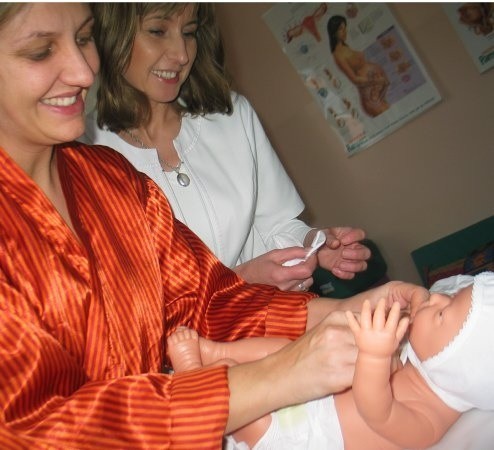Ania Liczycka, która zostanie mamą, pod okiem Izy Śliwińskiej uczyła się jak pielęgnować  noworodka. 