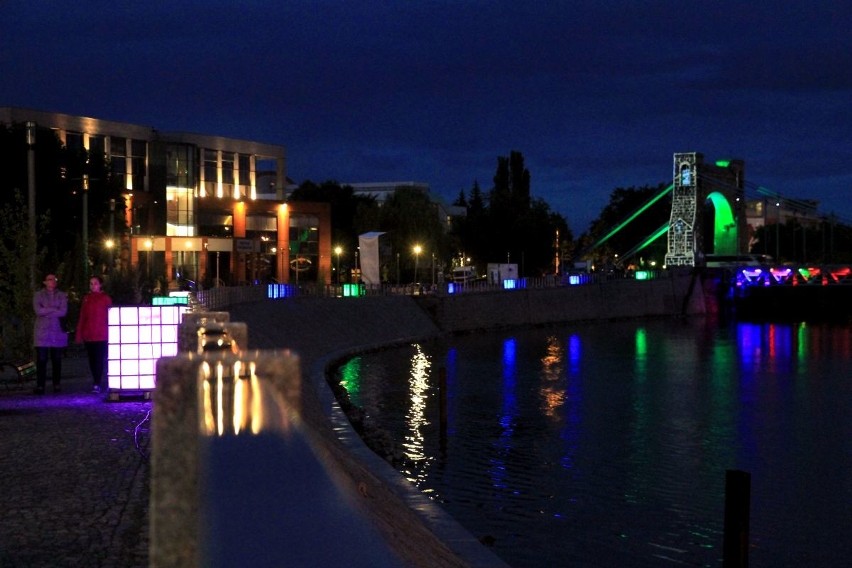 Świetlny pokaz i parada kapeluszników - tak zaprezentowały się wrocławskie mosty (ZDJĘCIA)