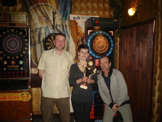Triumfatorzy turnieju darta w Siódemce - od lewej: Daniel &#8220;Ukleja" Moskal, Edyta Moskal, Andrzej Kruk.