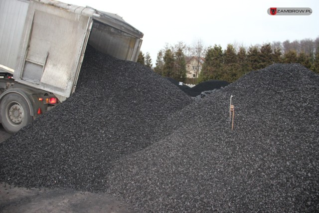 Władze Zambrowa sprzedają węgiel po 1900 zł za tonę. To jeden z samorządów, któremu udało się zejść z maksymalnej ceny 2000 zł