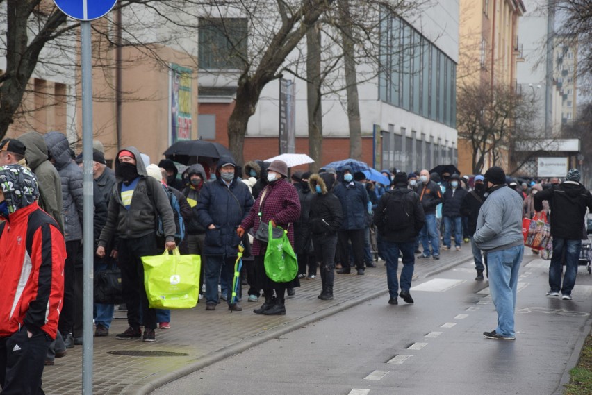 Białystok. Świąteczne paczki wielkanocne trafiły do potrzebujących. Ustawiła się długa kolejka (zdjęcia)