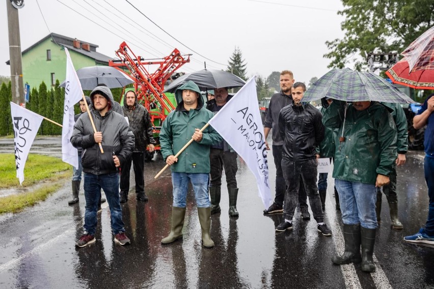 Protest rolników z AGROunii. Zablokowane drogi w całej Polsce [ZDJĘCIA] Gdzie są utrudnienia w ruchu 25.08? [MAPA]