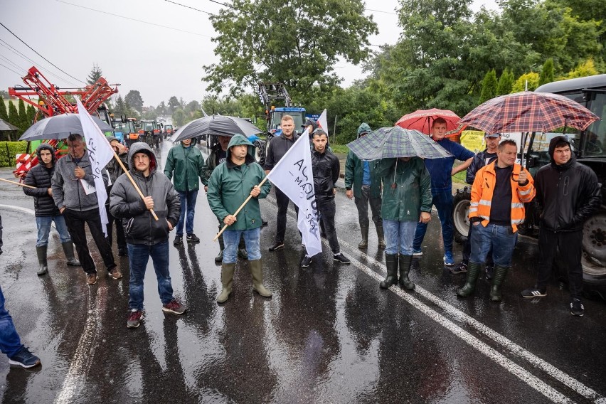 Protest rolników z AGROunii. Zablokowane drogi w całej Polsce [ZDJĘCIA] Gdzie są utrudnienia w ruchu 25.08? [MAPA]