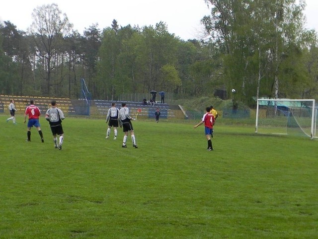 W takich okolicznościach pierwszego gola w meczu zdobył Paweł Nowak.