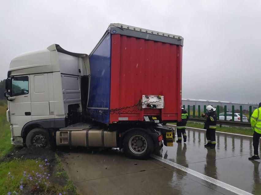 Zamknęli autostradę pod Wrocławiem. Wyciągali ciężarówkę z rowu