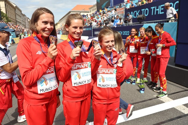Brązowe medalistki mistrzostw Europy w klasyfikacji drużynowej maratonu - Aleksandra Lisowska, Angelika Mach i Monika Jackiewicz. Zsumowane czasy wszystkich pań (7:40:54) dały reprezentacji Polski miejsce na podium. Nasze biegaczki przegrały jedynie z Niemkami (7:28:48) i Hiszpankami (7:39:25)