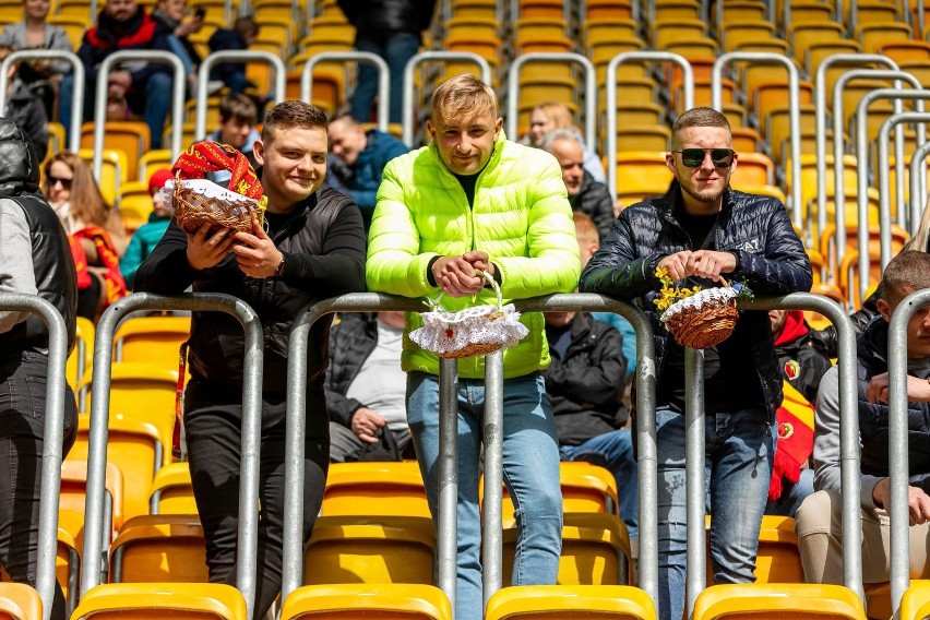Święcenie pokarmów na stadionie w Białymstoku