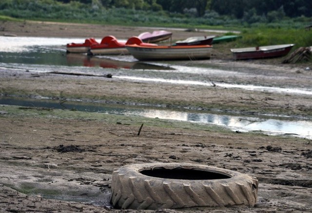 Brud i śmieci w Jeziorze SolinskimNiski poziom wody, a miejscami jej calkowity brak odslonil dno Jeziora Solinskiego. W popularnym miejscu wypoczynku nie brakuje zanieczyszczen i śmieci.