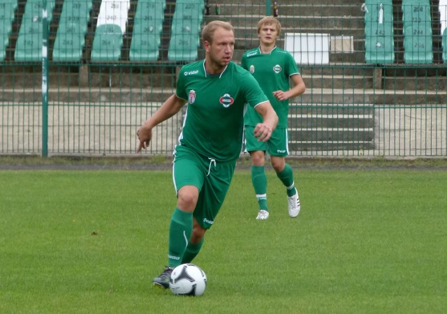 Tomasz Woźniak (przy piłce) zdobył dla rezerw Radomiaka Radom honorową bramkę w przegranym 1:6 meczu z Gracją Tczów.