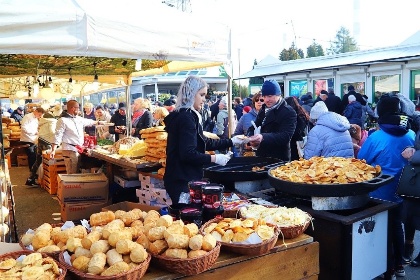 Kiełbasa z grilla i oscypki i sernik. Kolejki ustawiały przed gastronomią przy nekropoliach ZDJĘCIA