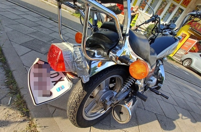 Świadkowie wypadku mówią, że motocyklista zatrzymał się w...