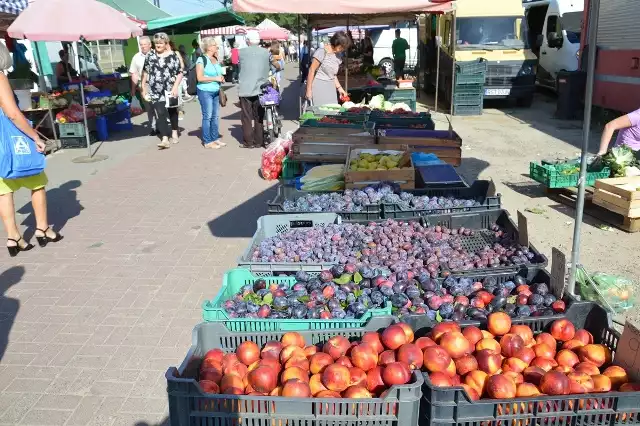 Na placu targowym ruch jak zwykle duży, jest dużo jesiennych owoców i warzyw. Sprawdź ceny >>>