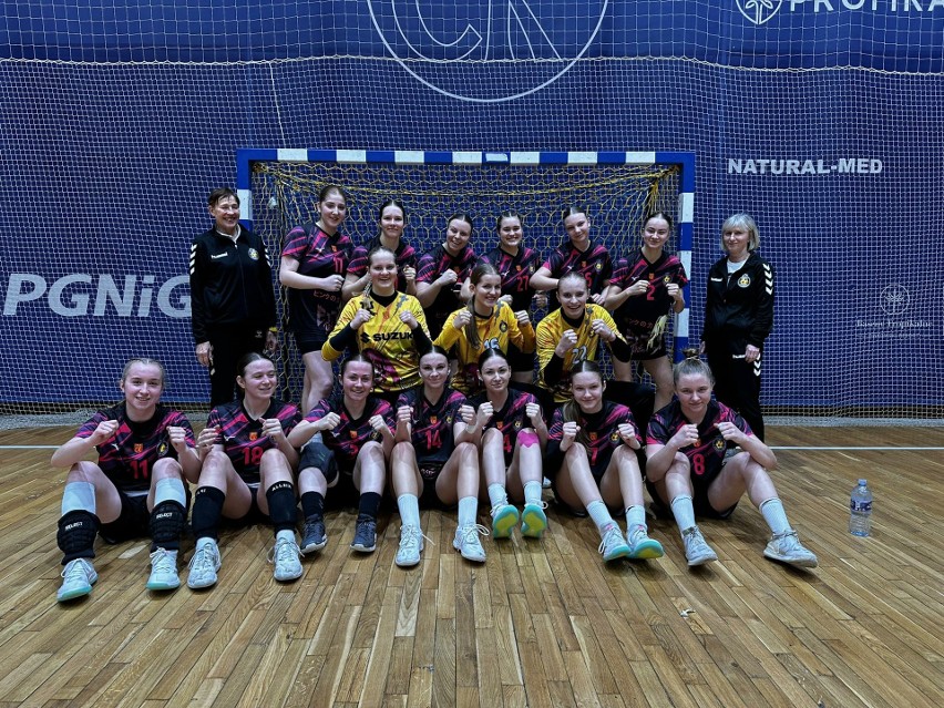 Korona Handball Kielce od wysokiej wygranej z Tempo Cmolas zaczęła rywalizację w 1/16 finału Mistrzostw Polski Juniorek Młodszych