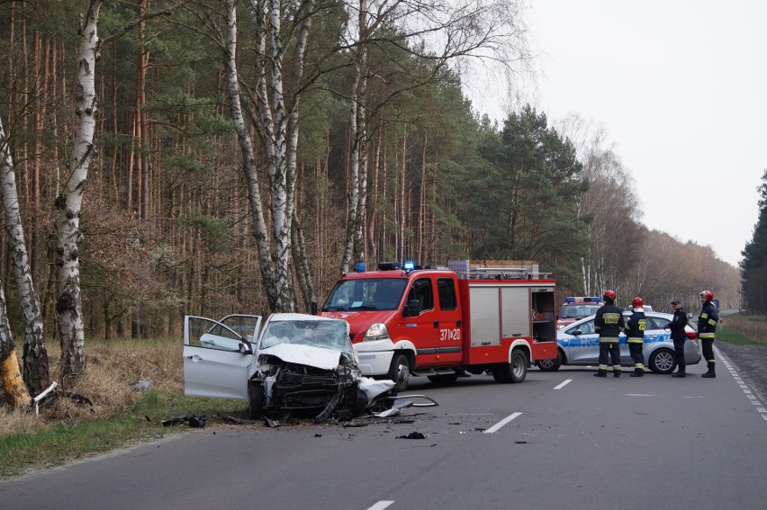 Kierowca uderzył w drzewo między zjazdem na Popowo a...