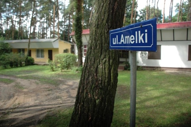 Jedna z uliczek na terenie ośrodka w Długiem jest nazwana imieniem Amelki. Według mieszkańców słupek z tabliczką postawiono samowolnie, dla lepszej orientacji.