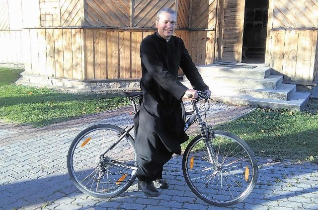 Ks. Tadeusz Piwowarski po wiosce jeździ zdezelowanym golfem i na rowerze