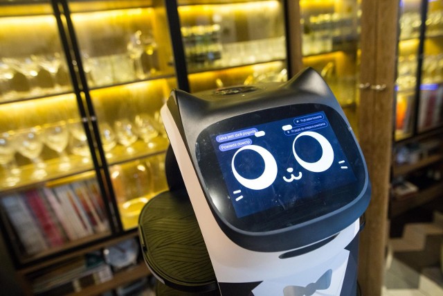 01.12.2021 - Poznań, robot kelnerski Bella obsługuje klientów w restauracji.