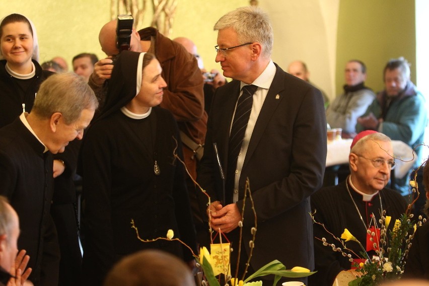 Jacek Jaśkowiak zjadł śniadanie wielkanocne z potrzebującymi