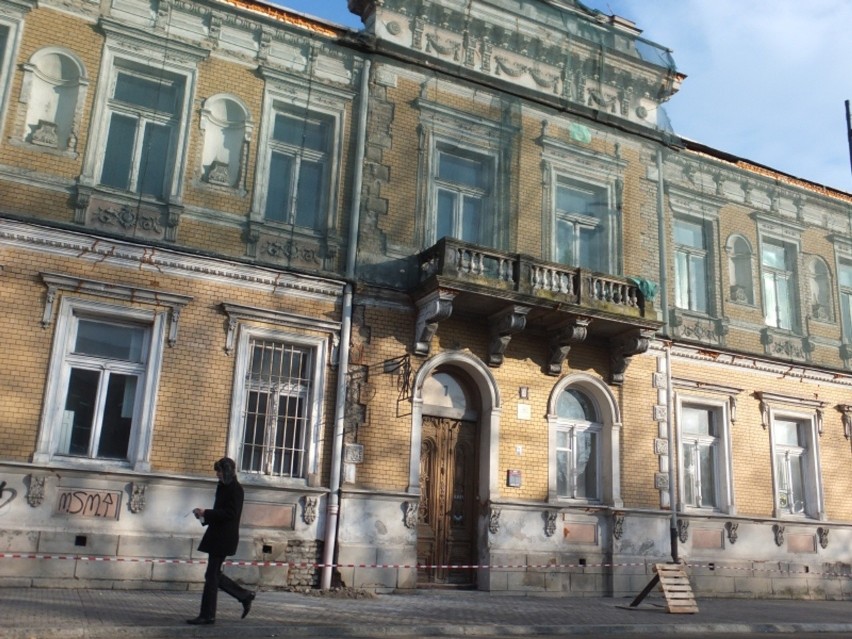 Ul. Warszawska. Pałac Tryllingów. Tynk spada na chodnik (zdjęcia, wideo)