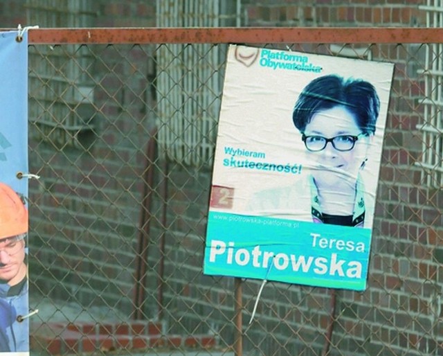 Plakaty, które nie zniknęły, usunie miasto, a kosztami obciąży komitety wyborcze. - Do pracy przystąpimy zaraz po rozstrzygnięciu przetargu - oddaje Pawlikowska.