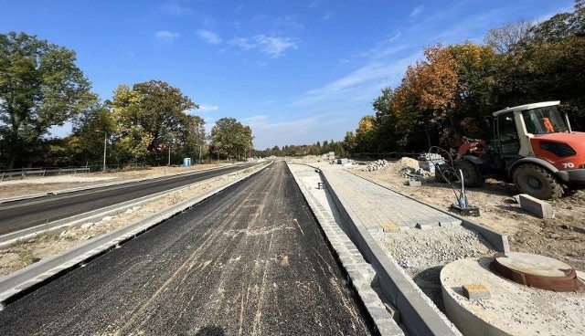 Na odcinku między ul. Dembowskiego i Olszewskiego ułożono pierwszą warstwę masy bitumicznej. Pozwoli on na szybki przejazd między Sępolnem a Biskupinem