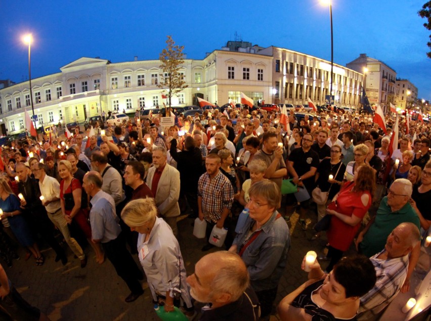 Manifestacja przed Sądem Okręgowym w Lublinie. "2 weta to za mało" (ZDJĘCIA)