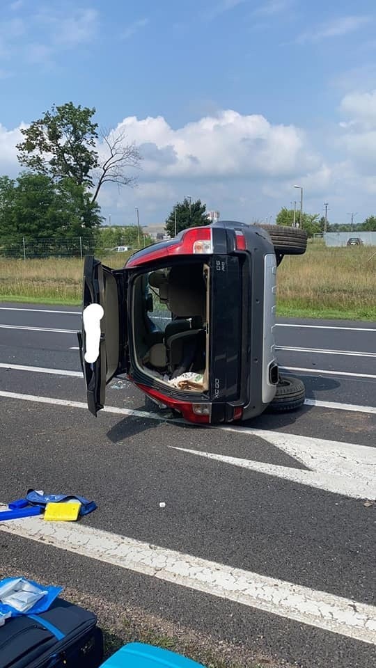 Do groźnie wyglądającego zdarzenia doszło w sobotę, 17 lipca, na trasie S10 między węzłami Toruń Zachód a Toruń Południe. Na drodze ekspresowej dachowało auto. Dwie osoby zostały poszkodowane.