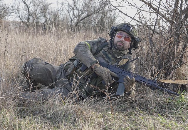 Marcin Ociepa podkreślił, ze Onet "kontynuuje akcję zniesławiania polskiej broni". Na zdjęciu ukraiński żołnierz z karabinkiem GROT.