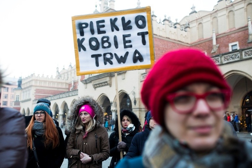 Kraków. Czarny protest w obronie konwencji antyprzemocowej [WIDEO, ZDJĘCIA]
