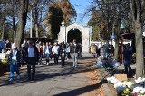 Tysiące mieszkańców Częstochowy odwiedza groby bliskich w przeddzień Wszystkich Świętych. Ruch jest jednak na razie umiarkowany