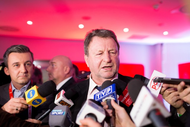 Józef Wojciechowski tłumaczy mediom swoją decyzję o opuszczeniu sali podczas zjazdu wyborczego PZPN