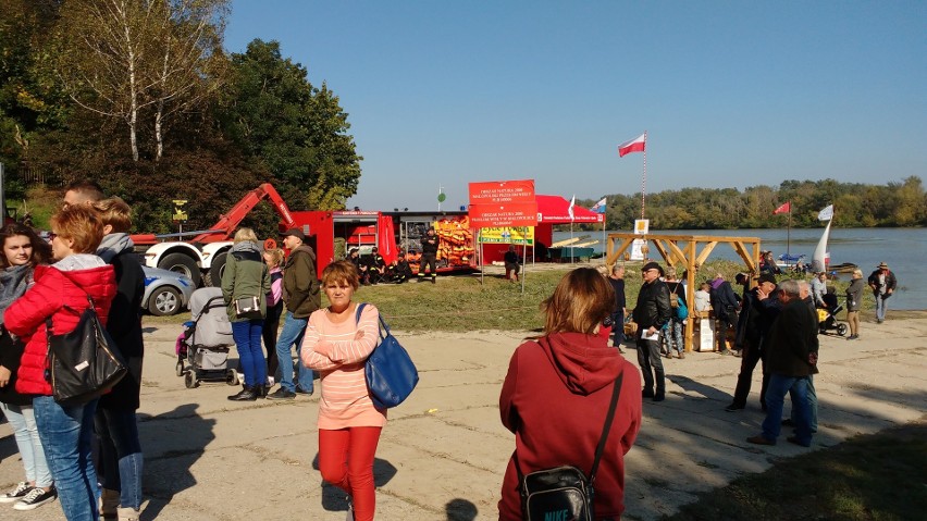 Rywalizację wioślarzy podziwiało wiele zainteresowanych...