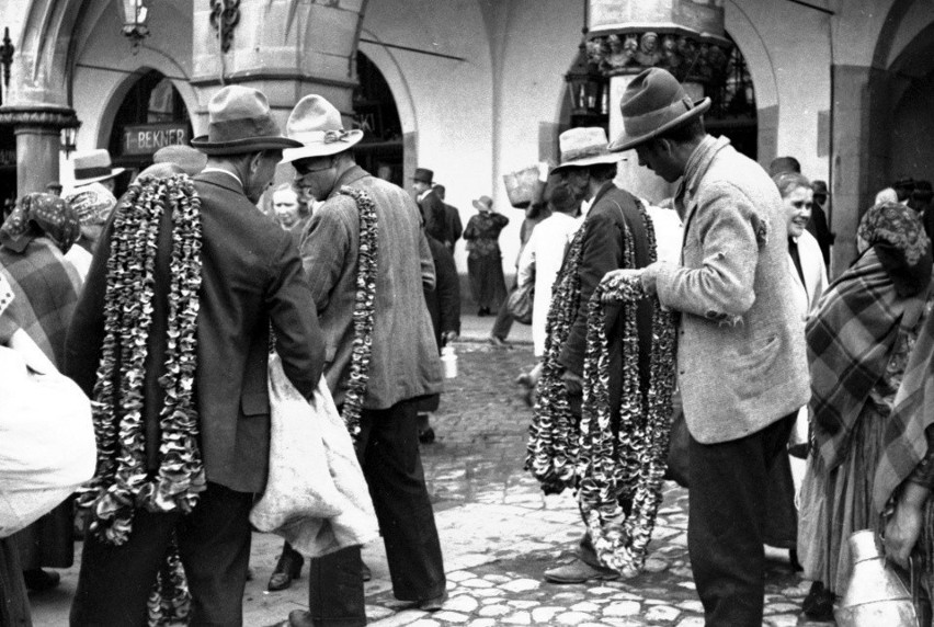 Tak sprzedawano grzyby na Rynku Głównym 90 lat temu! [ARCHIWALNE ZDJĘCIA] [25.10.2020]