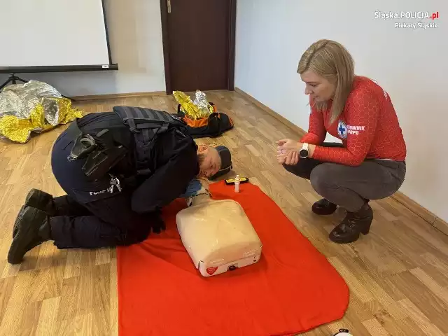 Policjanci z Piekar Śląskich ćwiczyli udzielenia pierwszej pomocy oraz korzystania z urządzenia AED