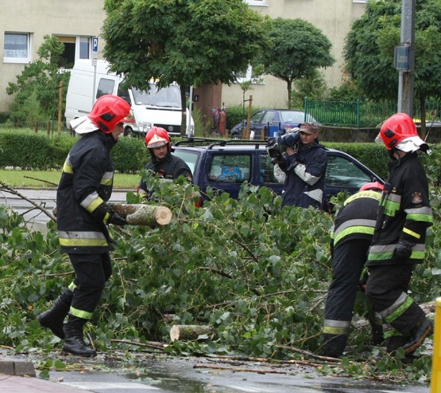 Słupscy strażacy usuwają skutki wichury.