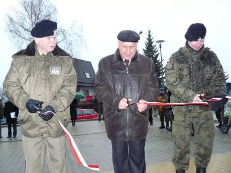 Wstęgę przecięli (od lewej) gen. dyw. Paweł Lamla, burmistrz Sulęcina Michał Deptuch i kpr. Piotr Gałka, który dostał mieszkanie w nowym bloku.