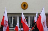 Polskie flagi i swastyka przed Konsulatem Niemiec w Opolu