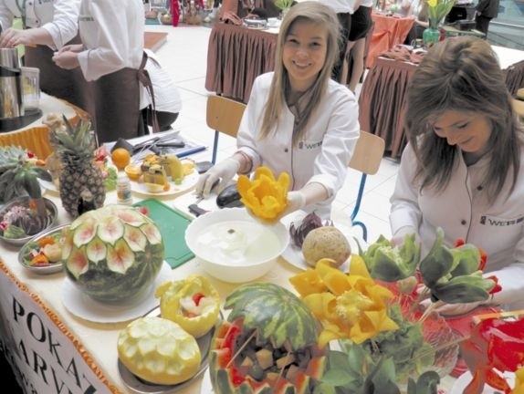 Samanta Zyzik i Joanna Załęska, uczennice III kl. technologii żywności w Venedzie prezentowały carving, czyli rzeźbienie w warzywach i owocach