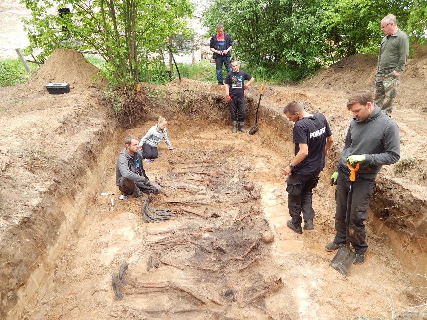 W Błotnie odkryto zbiorowy grób Niemców. To była masowa egzekucja (wideo, zdjęcia)