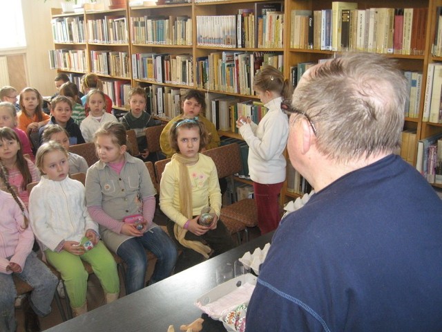 W bibliotece w Strzelcach dzieci z zaciekawieniem słuchały opowieści na temat technik malowania jaj. W rolę nauczyciela wcielił się fachowiec Jan Prokop ze Strzelec.