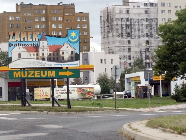 Tablica kieruje pojazdy w jednokierunkowy fragment ulicy Sandomierskiej.