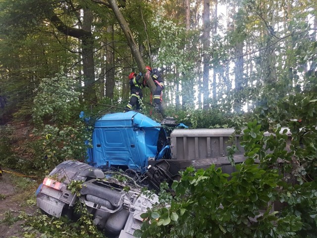 Wypadek pod Chojnicami w poniedziałek, 27.07.2020 r. Ciężarówka uderzyła w drzewo