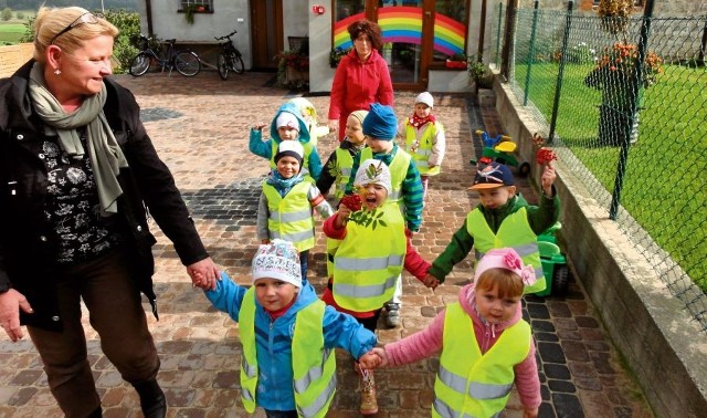 Przedszkolaków z Niestępowa nie trzeba przekonywać, że kamizelki odblaskowe są potrzebne na spacerach wzdłuż drogi. Teraz także dorośli muszą się tego nauczyć, jeśli nie chcą dostać mandatu