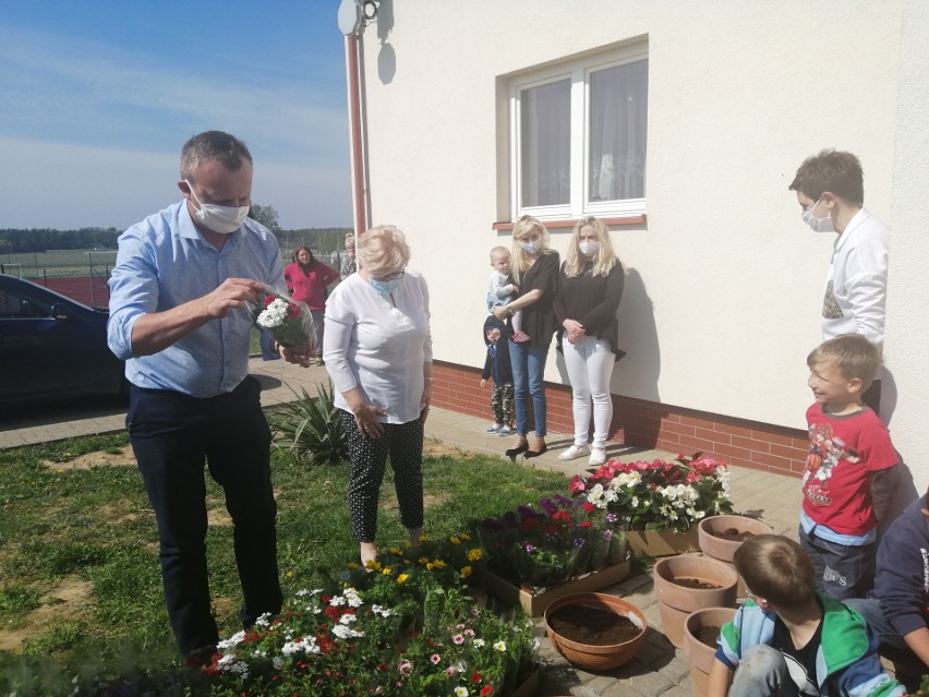 Z kwiatami przyjechał starosta Marcin Piwnik i Grażyna...