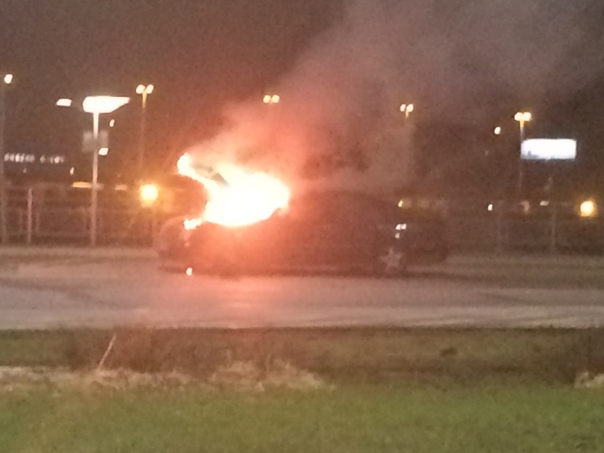 Około godziny 22:00 przy Bulwarach spłonęło auto.