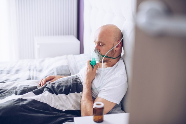 Pacjenci z COVID-19 w stanie umiarkowanie ciężkim często potrzebują dodatkowych dawek tlenu