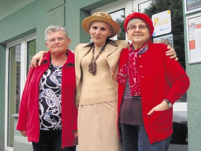 Halina Michoń (z lewej), Teresa Skotnicka (w środku) oraz Janina Piwowarczyk nie kryją zadowolenia
