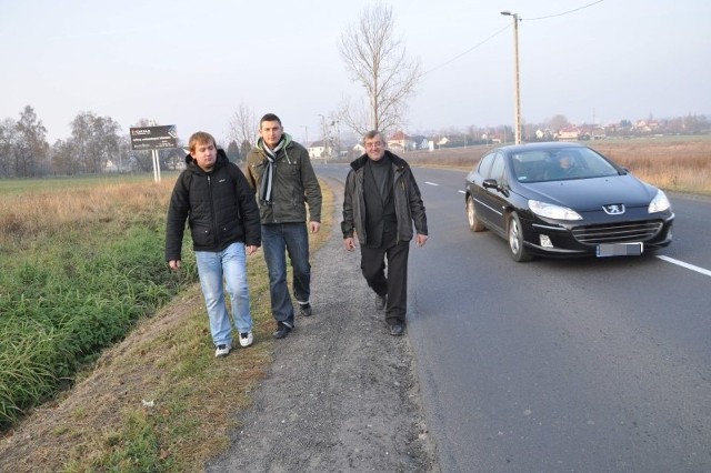 Tą ruchliwa drogą młodzież wraca codziennie ze szkół w Opolu. Na zdjęciu Paweł Waleska, Jan Damboń i Józef Pampuch.