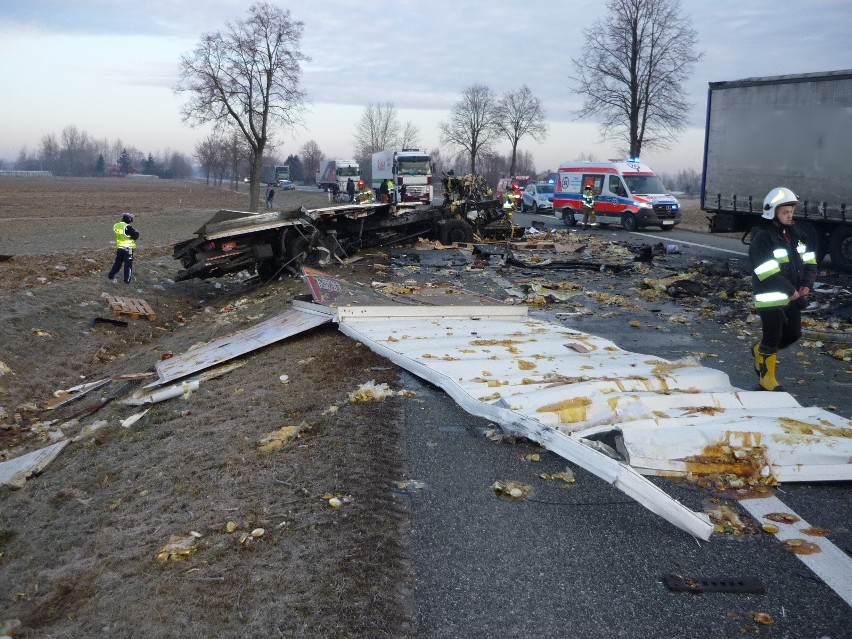 Wypadek między Tarnowem i Kielcami. Droga krajowa 73 zablokowana po zderzeniu dwóch samochodów ciężarowych. Jedna osoba nie żyje [ZDJĘCIA]